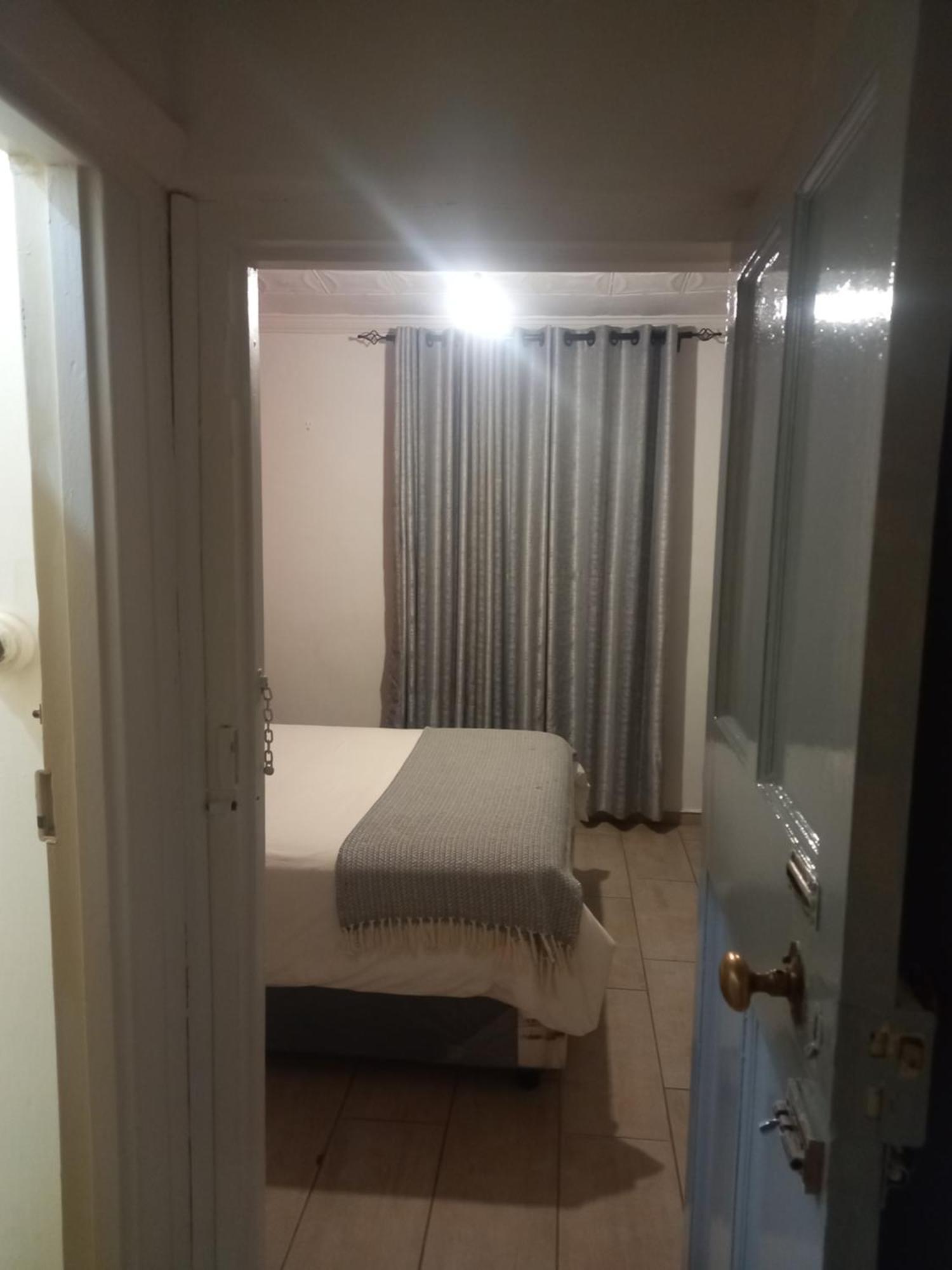 Choice Backpackers Lodge Булавайо Екстериор снимка