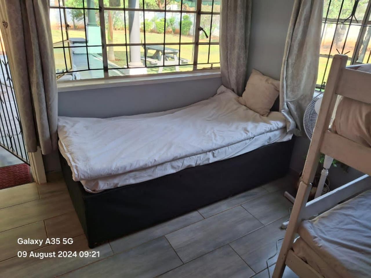 Choice Backpackers Lodge Булавайо Екстериор снимка
