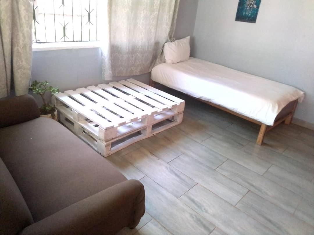 Choice Backpackers Lodge Булавайо Екстериор снимка